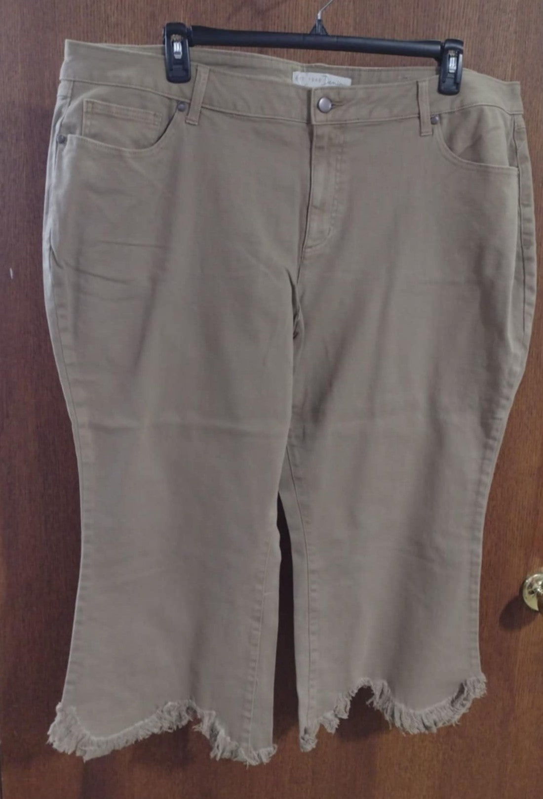 Adorable Denim Fray Bottom Capri Capris