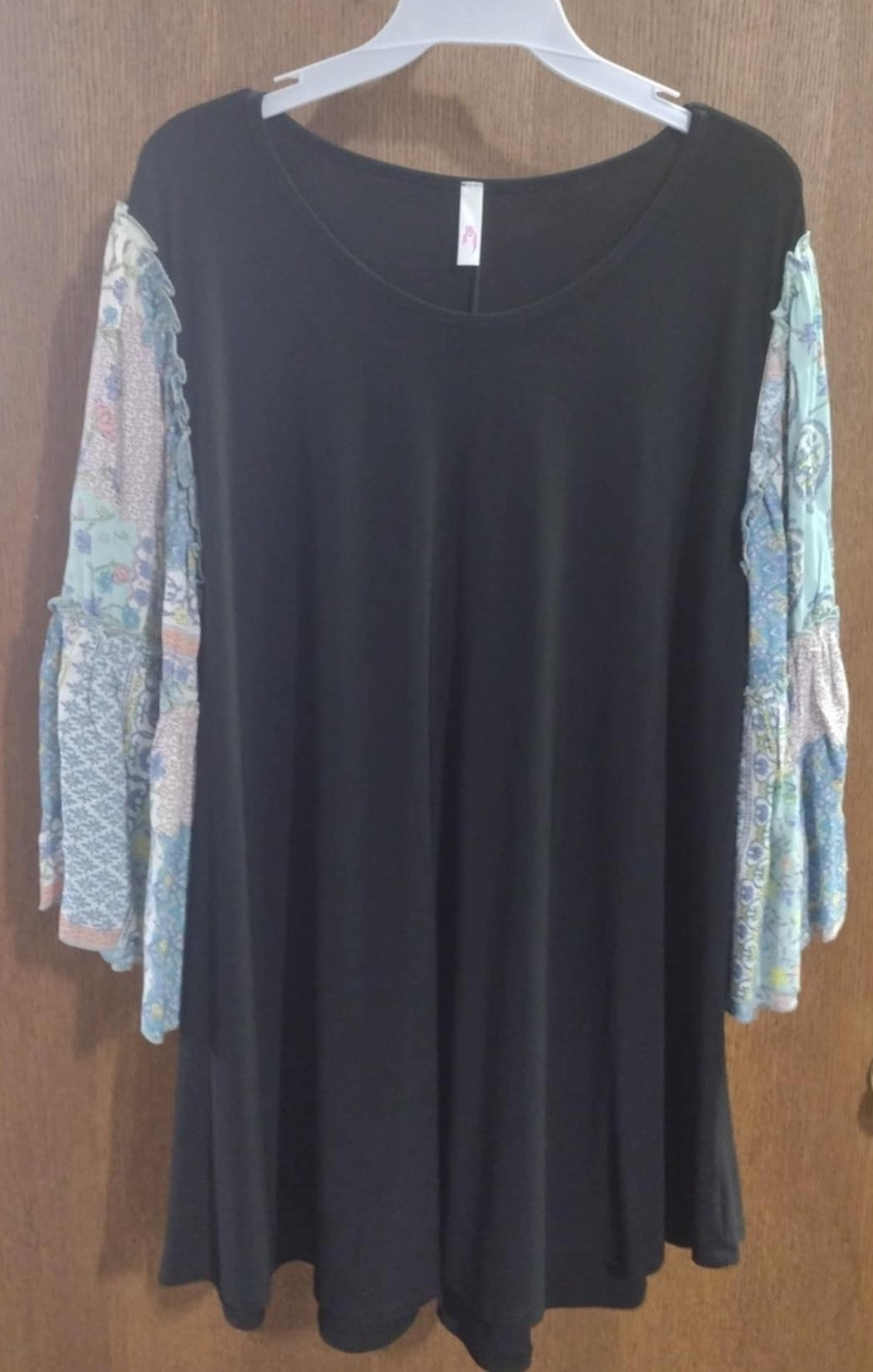 Black Shirt Top w Cute Boho Flowy Sleeves
