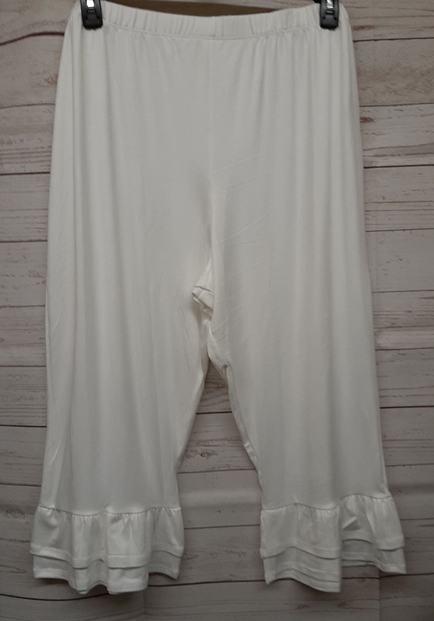 PSFU White Ruffle Bottom Capri Capris